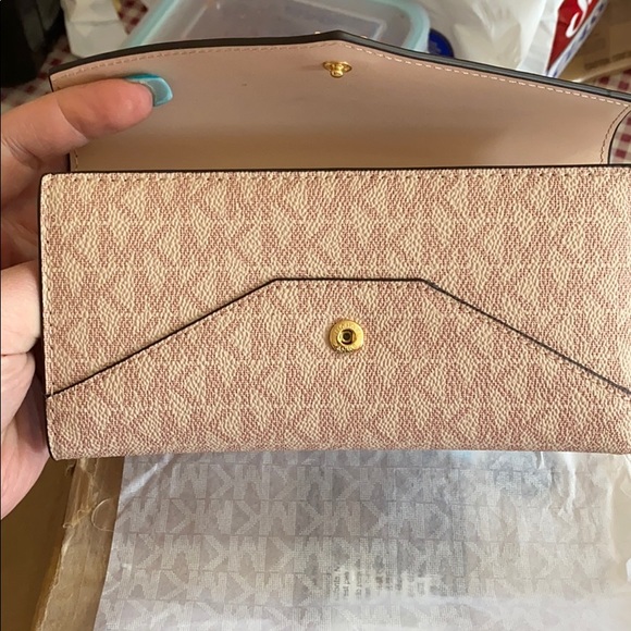 Michael Kors Logo Wallet - Picture 4 of 8